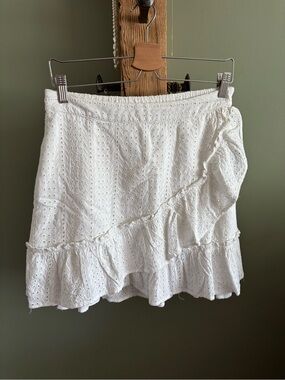 305.) Sim & Sam / White Eyelet Ruffle Mini Skirt